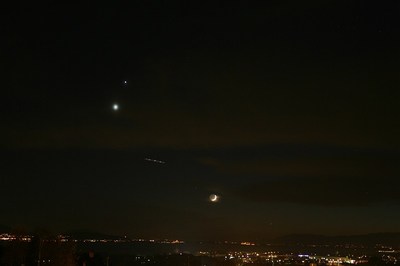 IMG_3098.JPG - Lune Venus et Jupiter (et un avion) - Renens - 30/11/2008